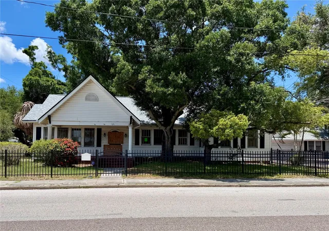 Photo 2 of Single family home for sale at 315 S Bermuda Blvd, TAMPA, FL 33605 | MLS# TB8522115 | Listing updated on 2026-10-04