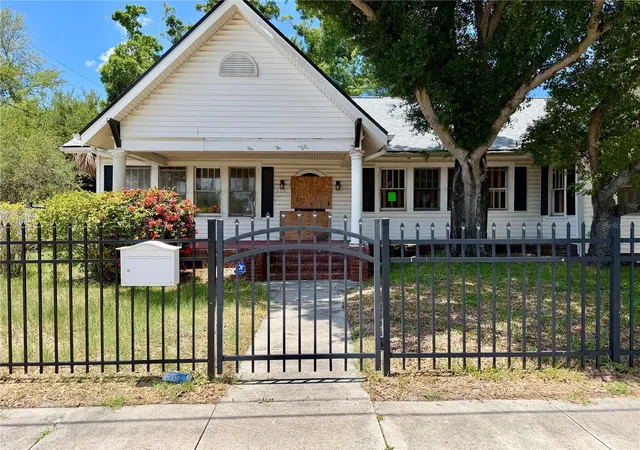 Photo 3 of Single family home for sale at 315 S Bermuda Blvd, Tampa, FL 33605 | MLS# TB8522115 | Listing updated on 2026-10-04
