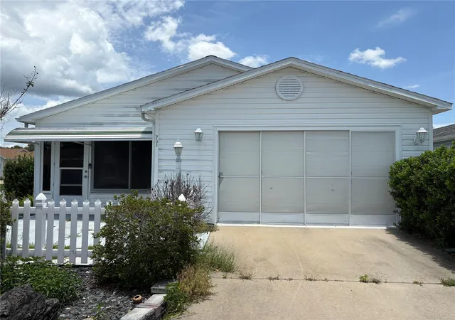 Photo 1 of Single family home for sale at 731 Dumas St, Lady Lake, FL 32159 | MLS# O6419120 | Listing updated on 2026-08-29
