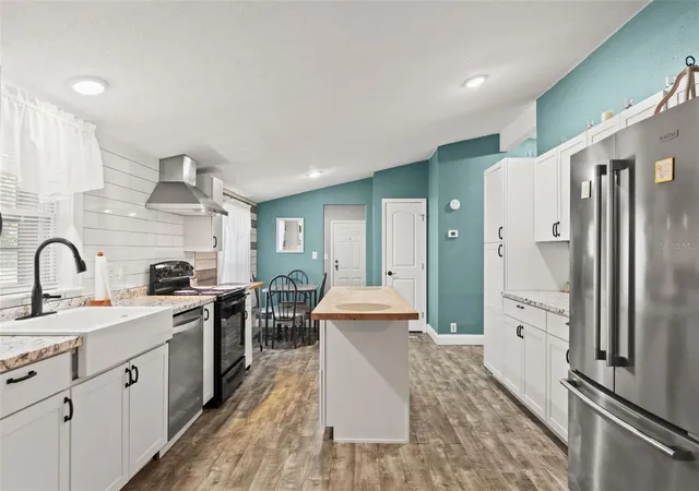 Photo 3 of Manufactured home for sale at 7876 Ridge Rd, Weeki Wachee, FL 34613 | MLS# TB8522315 | Listing updated on 2026-09-03