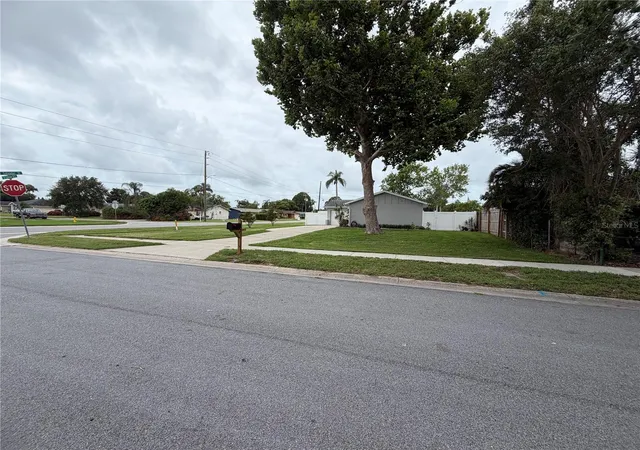 2nd image of 820 San Salvador Dr, Dunedin, FL 34698 | MLS# TB8522337