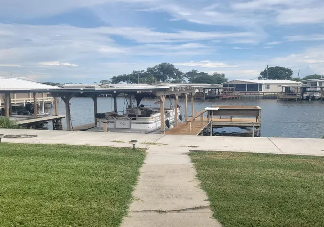 Photo 3 of Manufactured home for sale at 1403 Lakeview Dr, Tavares, FL 32778 | MLS# O6419292 | Listing updated on 2026-07-29