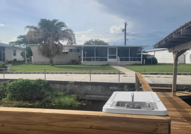Photo 3 of Manufactured home for sale at 1403 Lakeview Dr, Tavares, FL 32778 | MLS# O6419292 | Listing updated on 2026-07-29