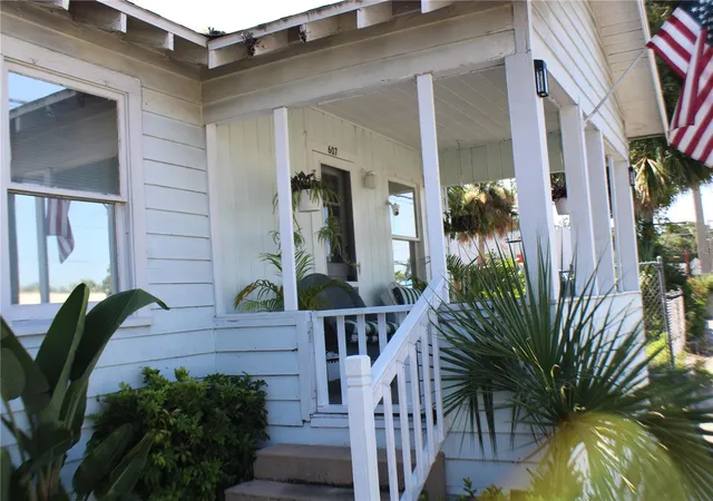 Photo 1 of Single family home for sale at 607 N Dixie Fwy, New Smyrna Beach, FL 32168 | MLS# NS1088560 | Listing updated on 2026-09-23