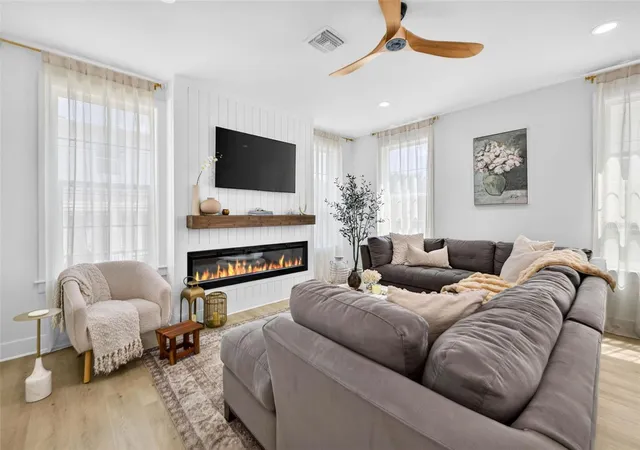 Photo 4 of Single family home for sale at 1717 Massachusetts Ave NE, St Petersburg, FL 33703 | MLS# TB8522496 | Listing updated on 2026-10-22