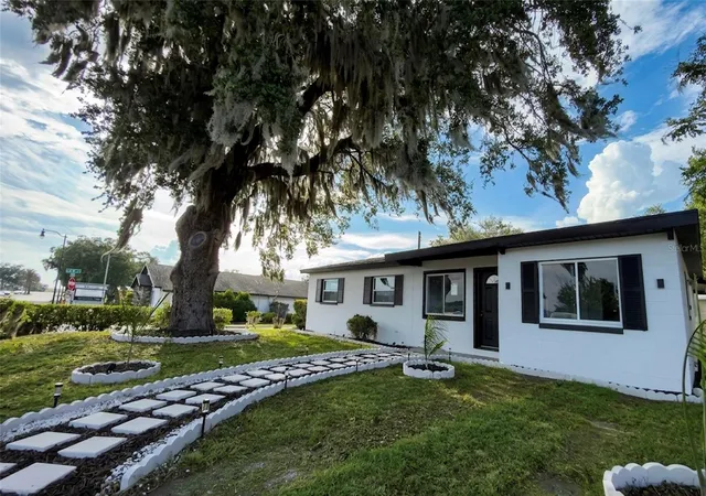 Photo 1 of Single family home for sale at 1000 E Dixie Ave, Leesburg, FL 34748 | MLS# O6419432 | Listing updated on 2026-10-21