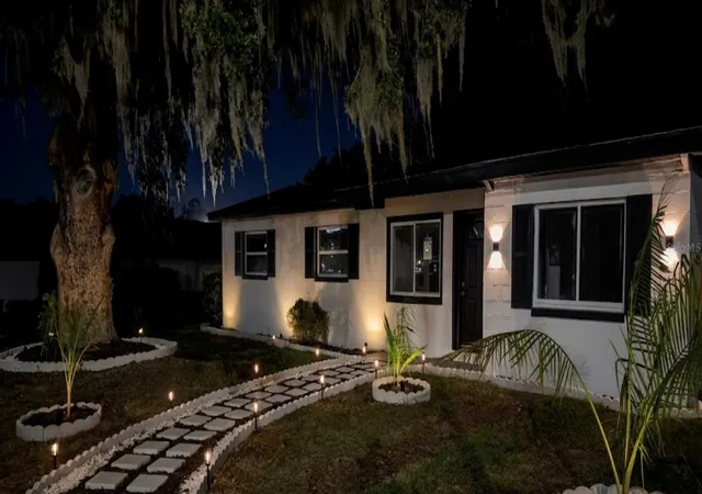 Photo 2 of Single family home for sale at 1000 E Dixie Ave, Leesburg, FL 34748 | MLS# O6419432 | Listing updated on 2026-10-21