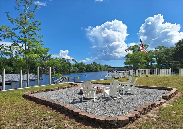 Homes for sale in Fanning Springs, FL | 8213 Riverview Rd, Fanning Springs, FL 32693 | MLS# GC541424
