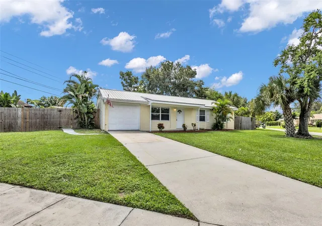 Photo 2 of Single family home for sale at 7000 Brentford Rd, Sarasota, FL 34241 | MLS# A4697975 | Listing updated on 2026-09-11