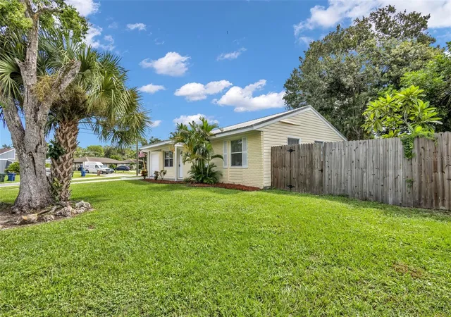 Photo 3 of Single family home for sale at 7000 Brentford Rd, Sarasota, FL 34241 | MLS# A4697975 | Listing updated on 2026-09-11