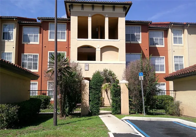 Photo 3 of Condo for sale at 5518 Metrowest Blvd #207, Orlando, FL 32811 | MLS# S5152437 | Listing updated on 2026-08-28