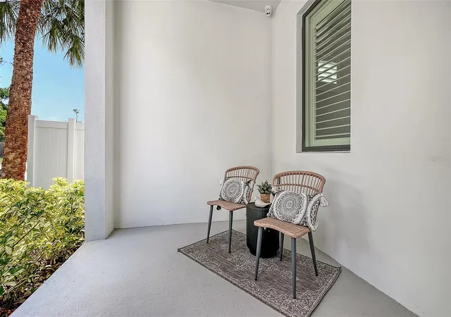 3rd image of 2554 Floyd St, Sarasota, FL 34239 | MLS# A4697988