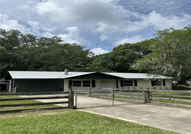 Homes for sale in Williston, FL | 317 Ne 4th Ave, Williston, FL 32696 | MLS# GC541439