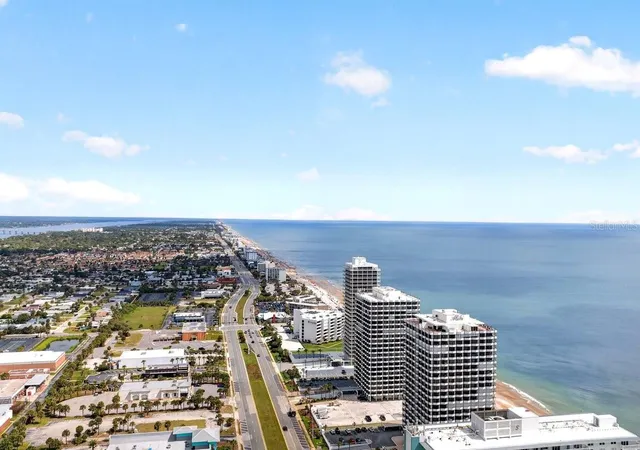 Listing Photo 4 - Condo for sale in building located at 2900 N Atlantic Ave, Daytona Beach, FL 32118 - Unit #1006