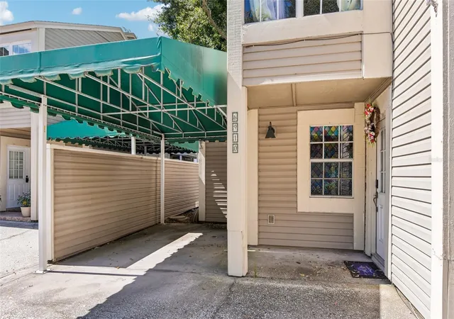 Listing Photo 5 - Condo for sale in building located at 6910 Lake Pl Ct, TAMPA, FL 33634