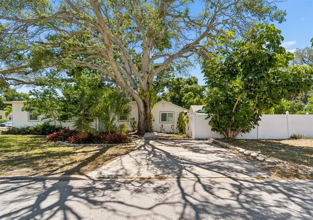 Photo 4 of Single family home for sale at 4601 16th Avenue N, St Petersburg, FL 33713 | MLS# TB8522892 | Listing updated on 2026-08-30