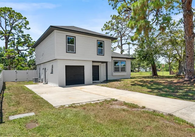 Photo 2 of Single family home for sale at 1801 Lakewood Dr S, Saint Petersburg, FL 33712 | MLS# W7887036 | Listing updated on 2026-10-27