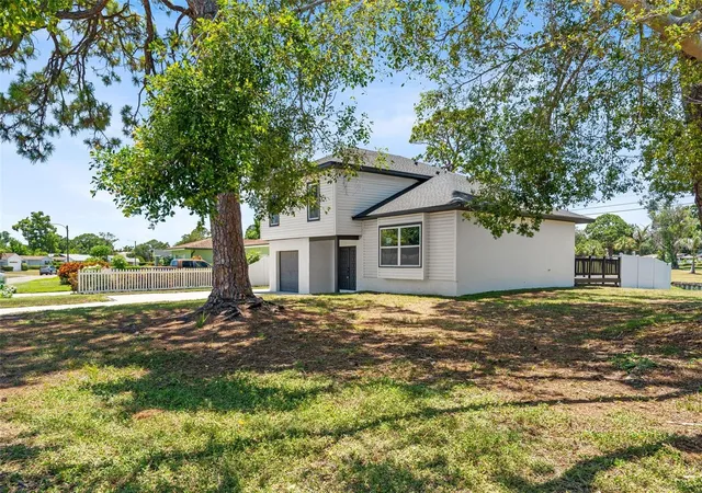 Photo 3 of Single family home for sale at 1801 Lakewood Dr S, Saint Petersburg, FL 33712 | MLS# W7887036 | Listing updated on 2026-10-27