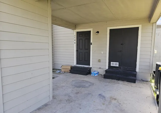 2nd image of 1108 Country Club Ln, Lakeland, FL 33801 | MLS# TB8522933