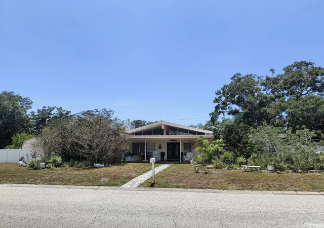 1st image of 790 Oakwood Dr, Dunedin, FL 34698 | MLS# TB8522955