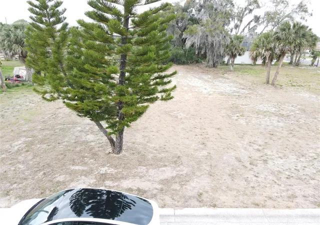 Photo 3 of Sale Pending at 209 W Badger Ave, Eustis, FL 32726 | MLS# G5114249 | Listing updated on 2026-09-03