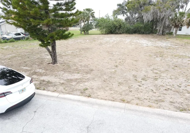 Photo 3 of Sale Pending at 209 W Badger Ave, Eustis, FL 32726 | MLS# G5114249 | Listing updated on 2026-09-03