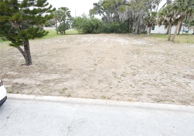 Photo 4 of Sale Pending at 209 W Badger Ave, Eustis, FL 32726 | MLS# G5114249 | Listing updated on 2026-09-03