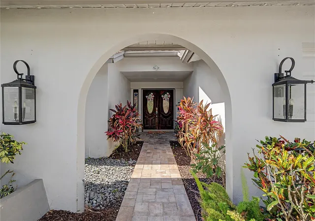4th image of 2717 Redford Ct E, Clearwater, FL 33761 | MLS# TB8522977