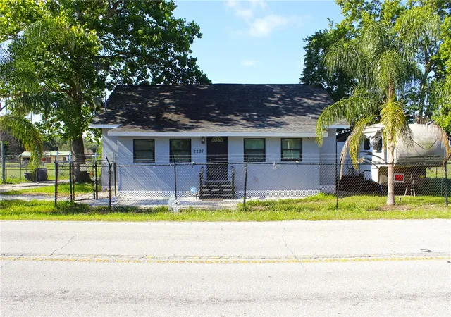 Photo 1 of Single family home for sale at 2207 Sparkman Rd, Plant City, FL 33566 | MLS# TB8523042 | Listing updated on 2026-10-07