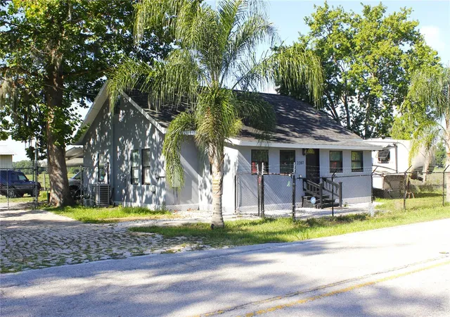 Photo 2 of Single family home for sale at 2207 Sparkman Rd, Plant City, FL 33566 | MLS# TB8523042 | Listing updated on 2026-10-07