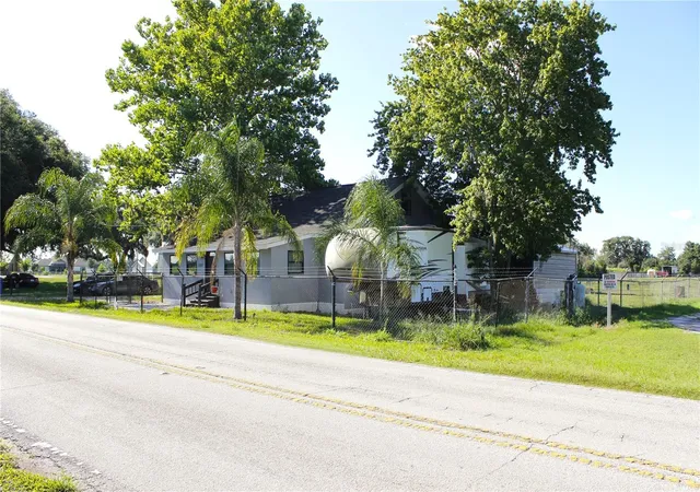 Photo 3 of Single family home for sale at 2207 Sparkman Rd, Plant City, FL 33566 | MLS# TB8523042 | Listing updated on 2026-10-07