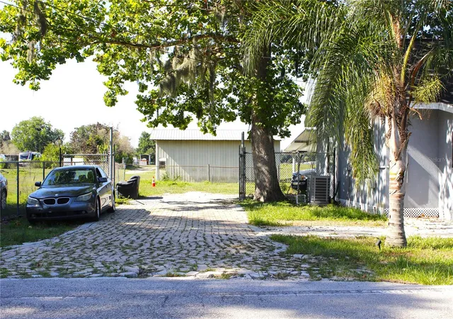 Photo 3 of Single family home for sale at 2207 Sparkman Rd, Plant City, FL 33566 | MLS# TB8523042 | Listing updated on 2026-10-07