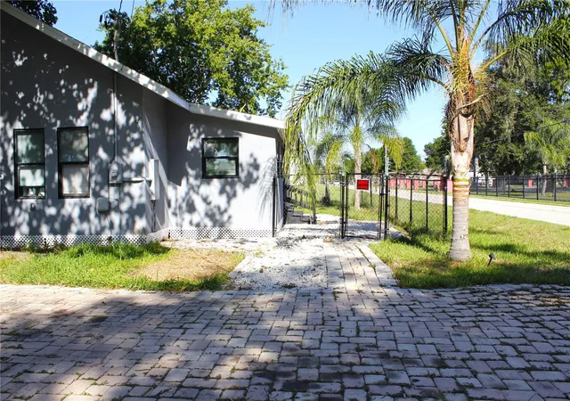 Photo 4 of Single family home for sale at 2207 Sparkman Rd, Plant City, FL 33566 | MLS# TB8523042 | Listing updated on 2026-10-07