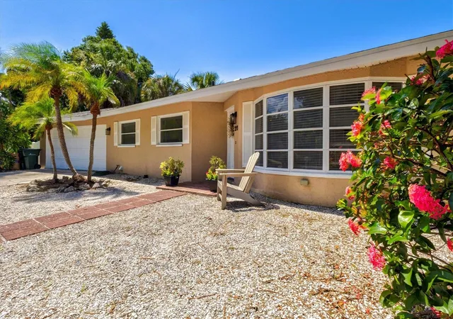 Homes for sale in Nokomis, FL | 211 Avenida De Bahia, Nokomis, FL 34275 | MLS# A4698076