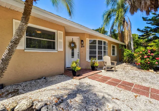 Homes for sale in Nokomis, FL | 211 Avenida De Bahia, Nokomis, FL 34275 | MLS# A4698076