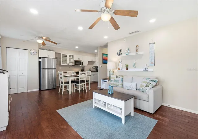 Listing Photo 4 - Condo for sale in building located at 5117 Salmon Dr Se, ST PETERSBURG, FL 33705 - Unit #B