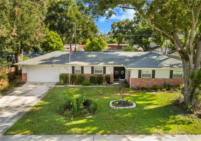 Photo 1 of Single family home for sale at 207 W Wheeler Rd, Seffner, FL 33584 | MLS# OM727344 | Listing updated on 2026-10-06