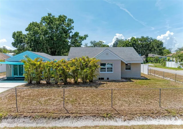1st image of 901 Oak St Sw, Ruskin, FL 33570 | MLS# A4698086