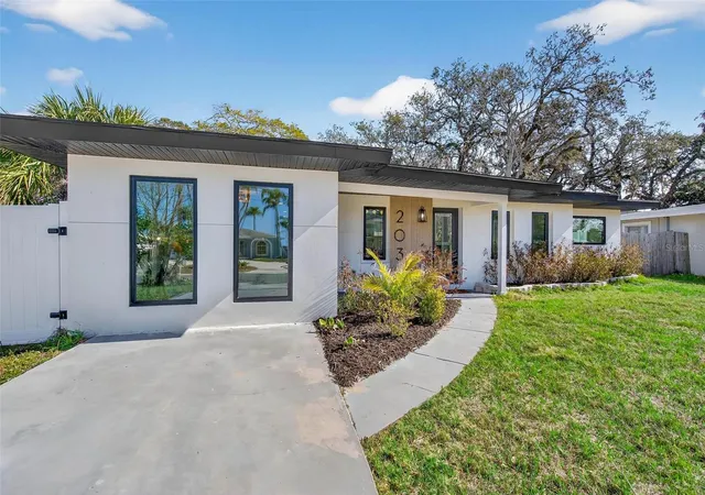 2nd image of 203 Driftwood Dr W, Palm Harbor, FL 34683 | MLS# TB8523151
