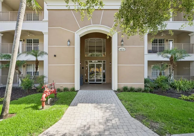 Listing Photo 2 - Condo for sale in building located at 4816 Cayview Ave, Orlando, FL 32819 - Unit #40111