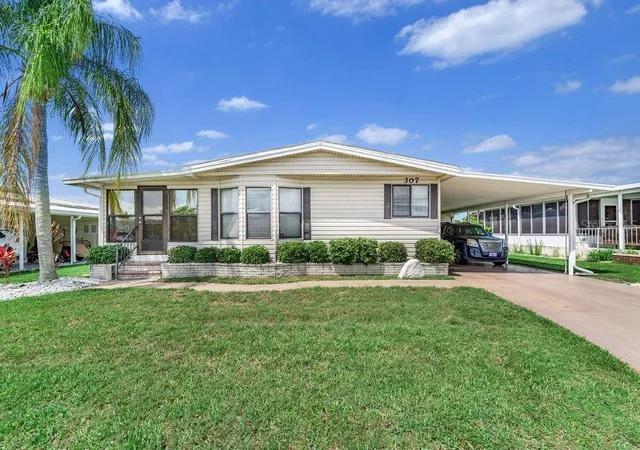 Homes for sale in Nokomis, FL | 307 Avenue Of Dukes, Nokomis, FL 34275 | MLS# A4698111