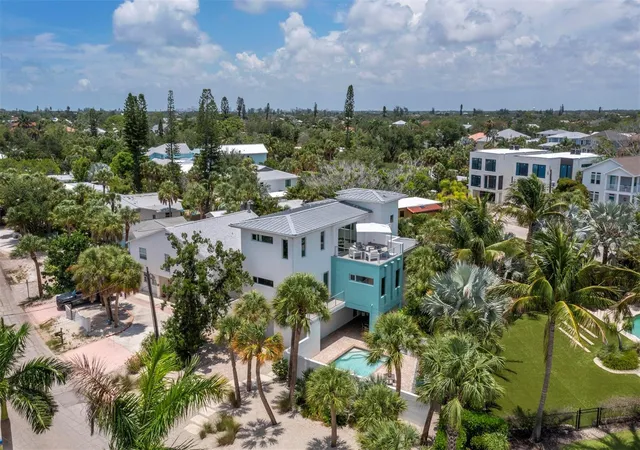 Photo 1 of Single family home for sale at 471 Island Cir, Sarasota, FL 34242 | MLS# A4698115 | Listing updated on 2026-07-06
