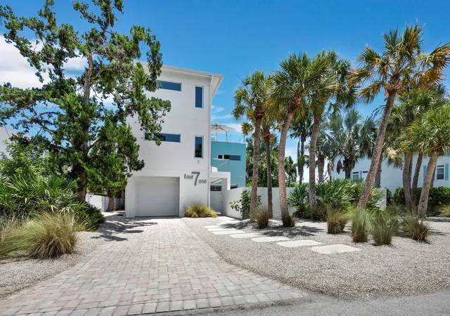 Photo 2 of Single family home for sale at 471 Island Cir, Sarasota, FL 34242 | MLS# A4698115 | Listing updated on 2026-07-06