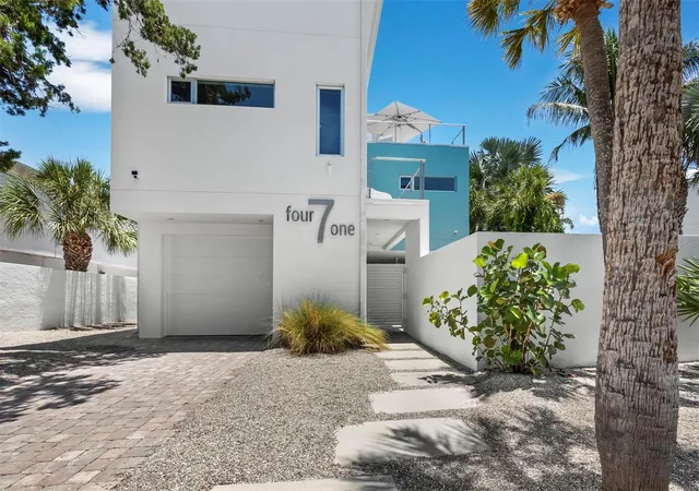 Photo 3 of Single family home for sale at 471 Island Cir, Sarasota, FL 34242 | MLS# A4698115 | Listing updated on 2026-07-06