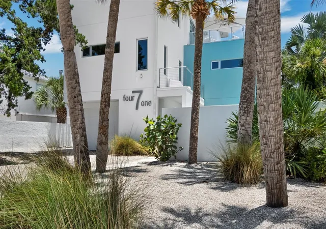 Photo 5 of Single family home for sale at 471 Island Cir, Sarasota, FL 34242 | MLS# A4698115 | Listing updated on 2026-07-06