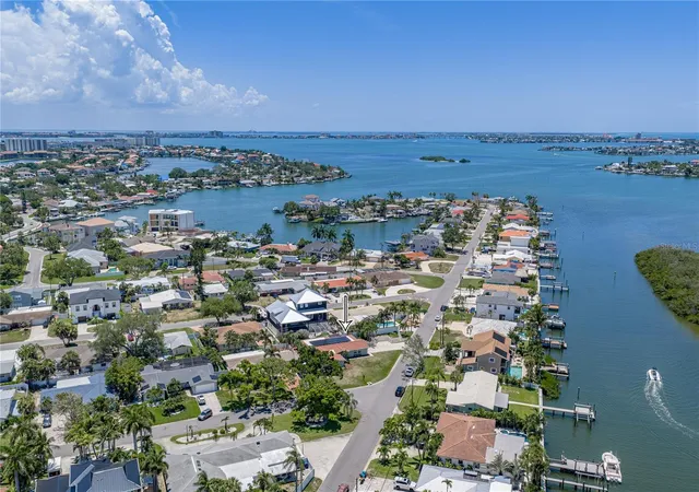 Photo 2 of Single family home for sale at 6717 Cardinal Dr S, Saint Petersburg, FL 33707 | MLS# TB8523186 | Listing updated on 2026-10-03