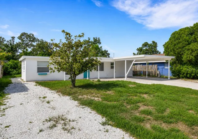 Photo 3 of Sale Pending at 4861 Bell Meade Dr, Sarasota, FL 34232 | MLS# A4698124 | Listing updated on 2026-08-21