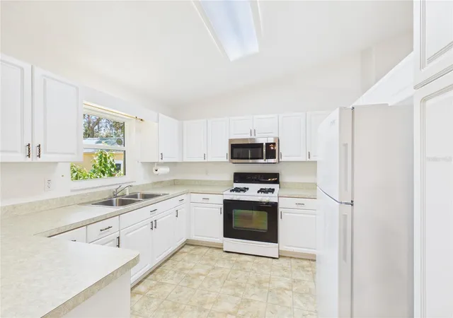 2nd image of 11236 N Rain Pt, Inglis, FL 34449 | MLS# OM727379