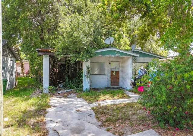 Photo 4 of Single family home for sale at 1679 24th Street, Sarasota, FL 34234 | MLS# O6419970 | Listing updated on 2026-08-07