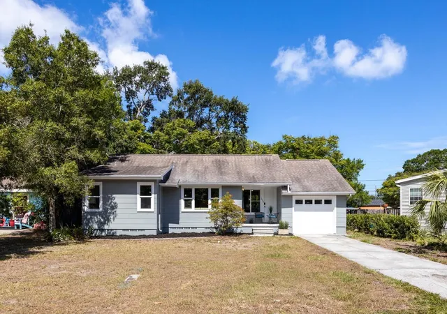 Homes for sale in Dunedin, FL | 1024 Michigan Dr E, Dunedin, FL 34698 | MLS# TB8523281
